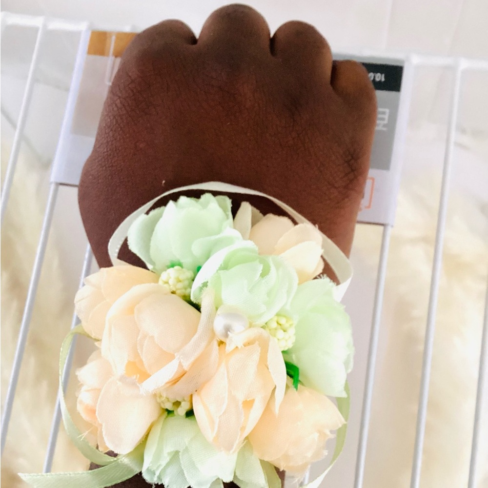 Wrist Corsage Is Simple and Elegant Looksmall Beautiful 2pcs